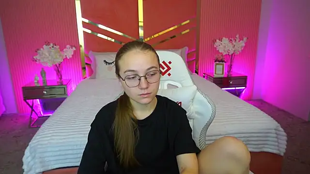 Snapshot of ArrinaWairr chatting on 10.08.25 ArrinaWairr online show from 10.08.25