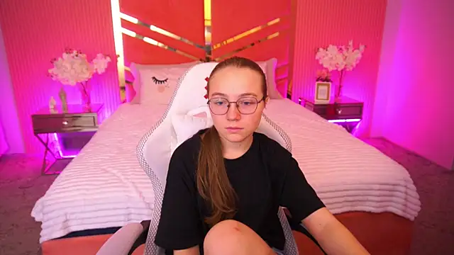 Snapshot of ArrinaWairr chatting on 10.09.25 ArrinaWairr online show from 10.09.25