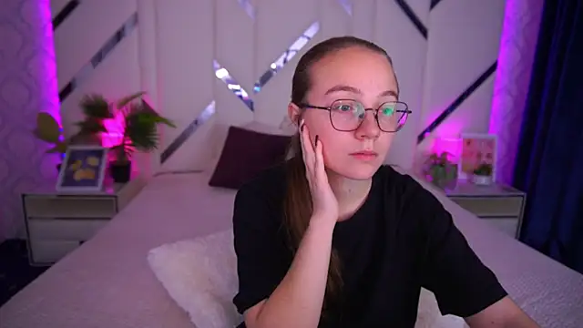 Snapshot of ArrinaWairr chatting on 10.16.25 ArrinaWairr online show from 10.16.25