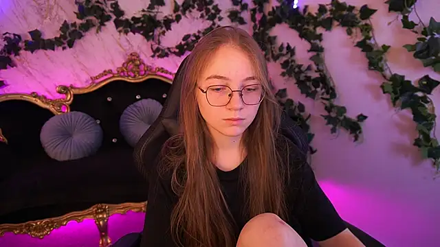 Snapshot of ArrinaWairr chatting on 10.17.25 ArrinaWairr online show from 10.17.25