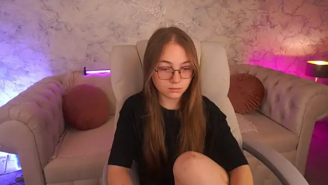 Snapshot of ArrinaWairr chatting on 10.27.25 ArrinaWairr online show from 10.27.25