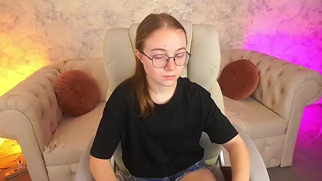 Snapshot of ArrinaWairr chatting on 11.04.25 ArrinaWairr online show from 11.04.25