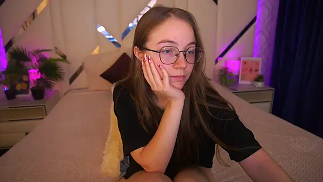 Snapshot of ArrinaWairr chatting on 11.14.25 ArrinaWairr online show from 11.14.25