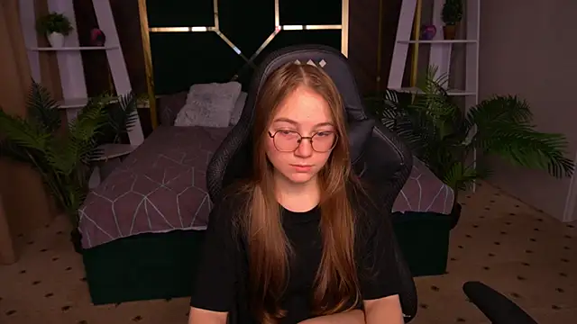 Snapshot of ArrinaWairr chatting on 11.18.25 ArrinaWairr online show from 11.18.25