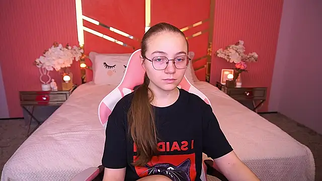 Snapshot of ArrinaWairr chatting on 12.15.25 ArrinaWairr online show from 12.15.25