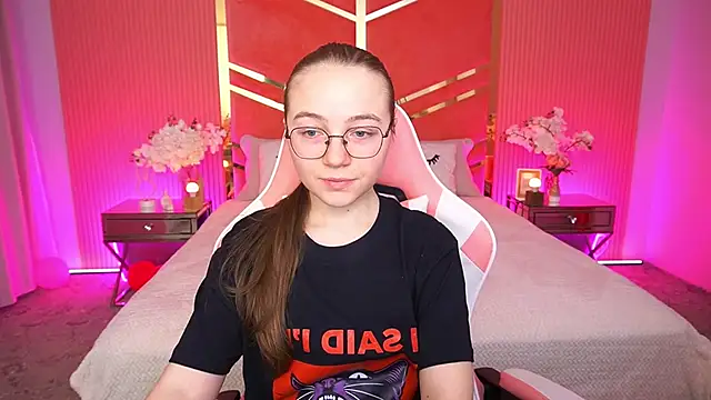 Snapshot of ArrinaWairr chatting on 12.16.25 ArrinaWairr online show from 12.16.25