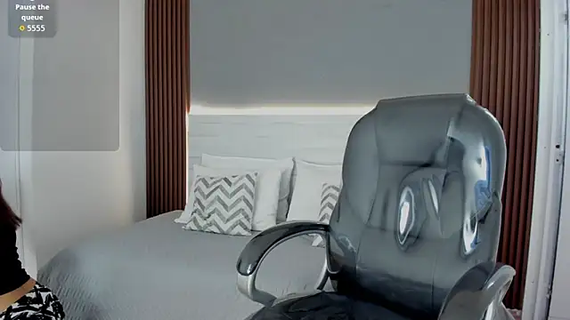 Emmy Meadows online show from 11.03.25