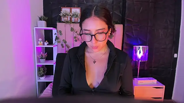 Snapshot of Bonnali_lune chatting on 10.31.25 Bonnali lune online show from 10.31.25