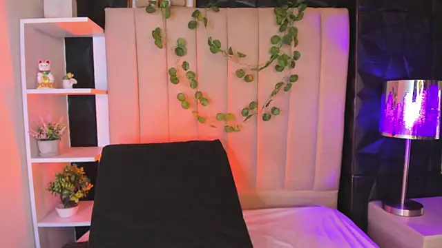 Snapshot of Bonnali_lune chatting on 11.21.25 Bonnali lune online show from 11.21.25