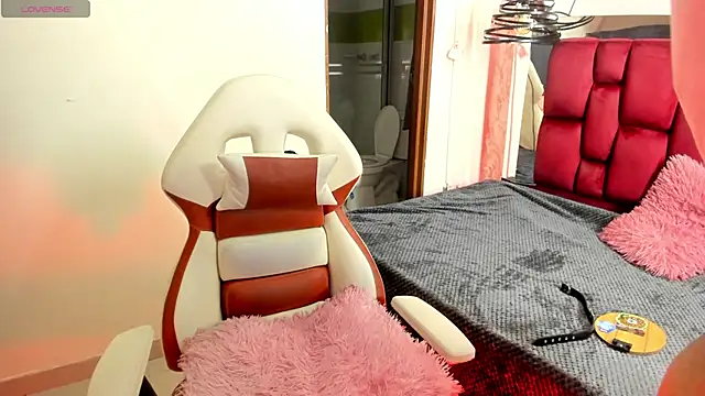 Snapshot of Sheilly_brown chatting on 10.15.25 Sheilly brown online show from 10.15.25