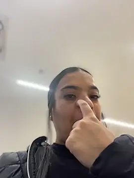 JuanitaMore01 online show from 04.30.26