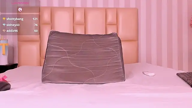 Snapshot of DarkHoneyy chatting on 12.13.25 DarkHoneyy online show from 12.13.25