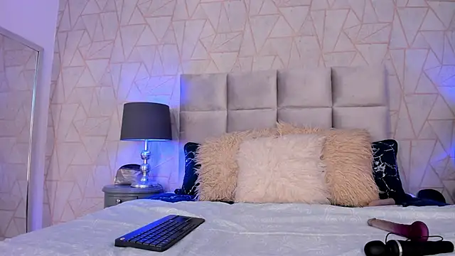 Emely florence  online show from 11.28.25