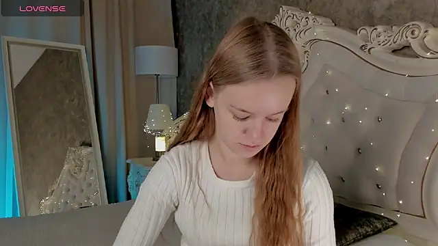 Snapshot of Lucy_Shaw chatting on 10.08.25 Lucy Shaw online show from 10.08.25