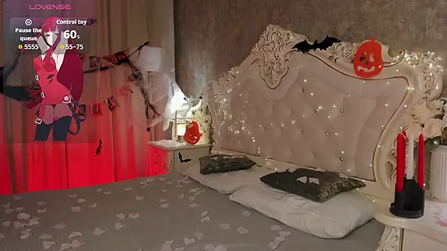 Snapshot of Lucy_Shaw chatting on 10.19.25 Lucy Shaw online show from 10.19.25