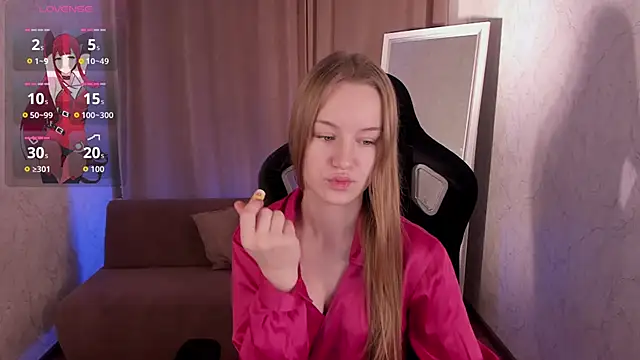 Snapshot of Lucy_Shaw chatting on 11.08.25 Lucy Shaw online show from 11.08.25