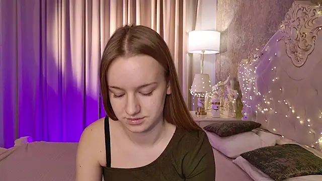 Snapshot of Lucy_Shaw chatting on 11.22.25 Lucy Shaw online show from 11.22.25