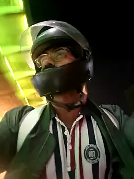 Snapshot of YoursThickDick chatting on 11.10.25 YoursThickDick online show from 11.10.25