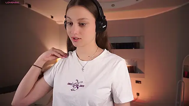 Snapshot of MercBoone chatting on 11.05.25 MercBoone online show from 11.05.25