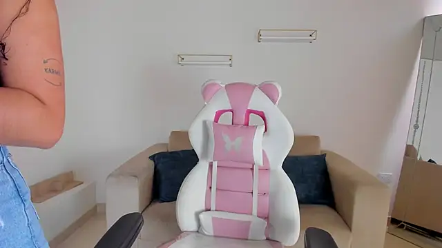 Snapshot of april_smiith chatting on 09.19.25 april smiith online show from 09.19.25