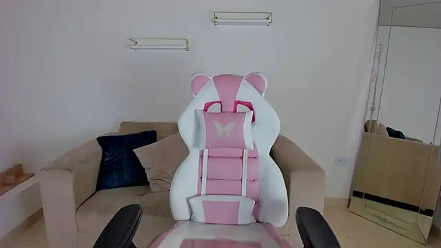 Snapshot of april_smiith chatting on 09.27.25 april smiith online show from 09.27.25