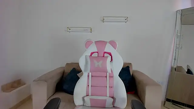 Snapshot of april_smiith chatting on 10.15.25 april smiith online show from 10.15.25