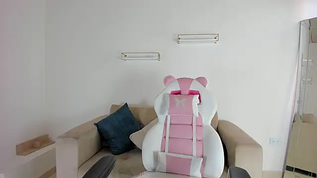 Snapshot of april_smiith chatting on 10.20.25 april smiith online show from 10.20.25