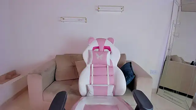 Snapshot of april_smiith chatting on 10.24.25 april smiith online show from 10.24.25