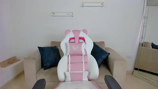 Snapshot of april_smiith chatting on 11.08.25 april smiith online show from 11.08.25