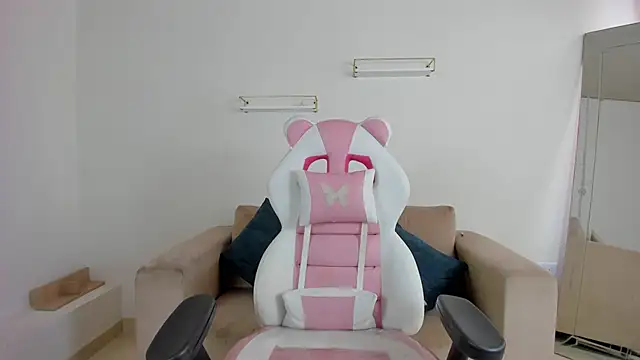 Snapshot of april_smiith chatting on 11.18.25 april smiith online show from 11.18.25