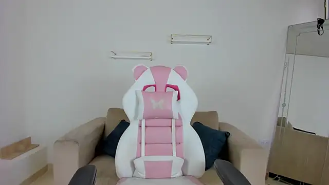 Snapshot of april_smiith chatting on 11.28.25 april smiith online show from 11.28.25