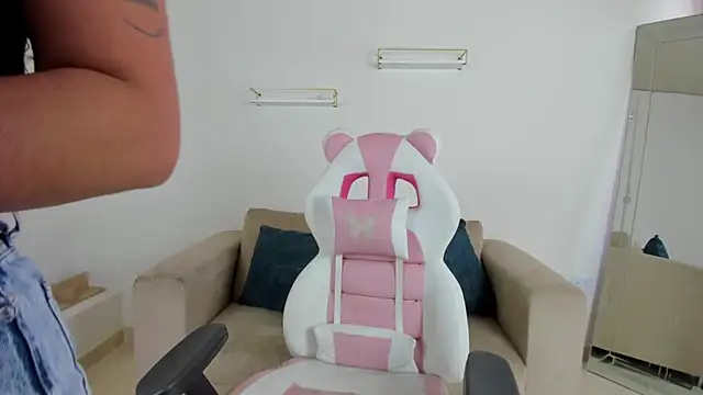 Snapshot of april_smiith chatting on 12.03.25 april smiith online show from 12.03.25