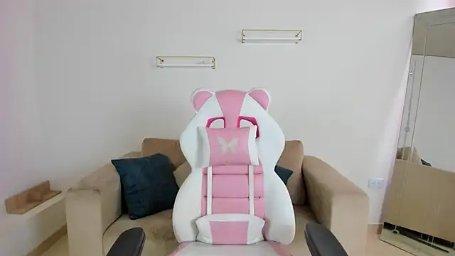 Snapshot of april_smiith chatting on 12.16.25 april smiith online show from 12.16.25