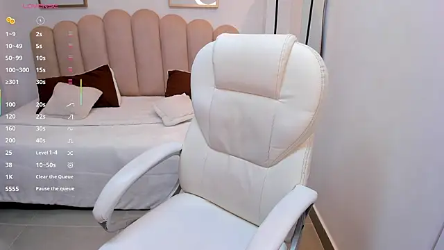 Snapshot of Karliie_kloss_ chatting on 11.17.25 Karliie kloss online show from 11.17.25