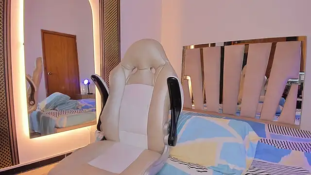 Elowen Clark online show from 01.08.26