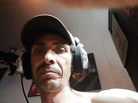 Snapshot of githot chatting on 09.17.25 githot online show from 09.17.25