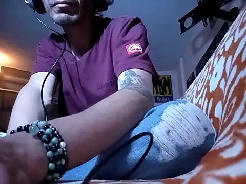 Snapshot of githot chatting on 11.19.25 githot online show from 11.19.25