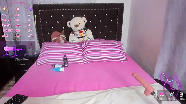 Snapshot of MiaMoxxy chatting on 12.16.25 MiaMoxxy online show from 12.16.25