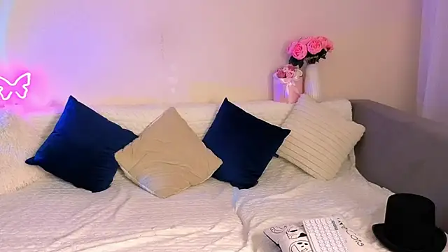 Snapshot of Bella_Hillss chatting on 11.06.25 Bella Hillss online show from 11.06.25