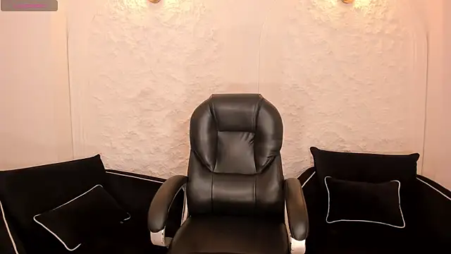 MiaLaurence online show from 04.29.26