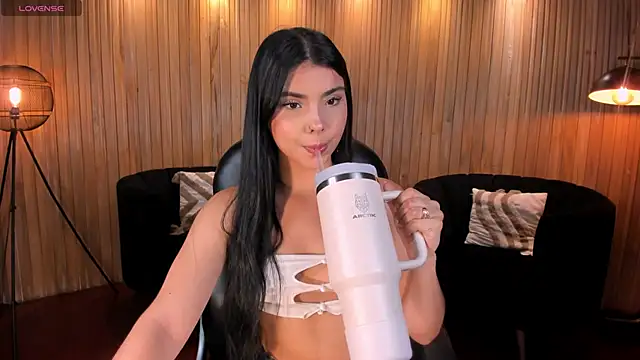 MiaLaurence online show from 05.01.26
