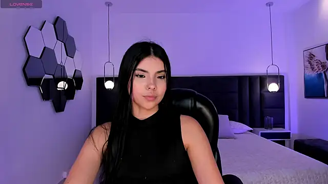 Snapshot of MiaLaurence chatting on 05.30.26 MiaLaurence online show from 05.30.26