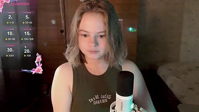 Snapshot of SlipperSherry chatting on 10.03.25 SlipperSherry online show from 10.03.25