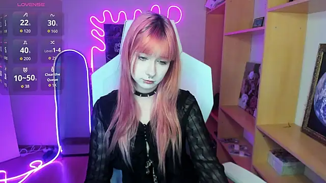 Snapshot of AmamiDark chatting on 10.04.25 AmamiDark online show from 10.04.25