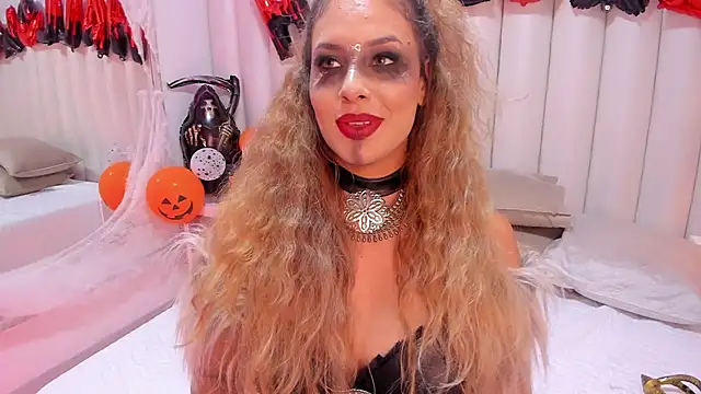 Snapshot of CataRicci chatting on 10.31.25 CataRicci online show from 10.31.25