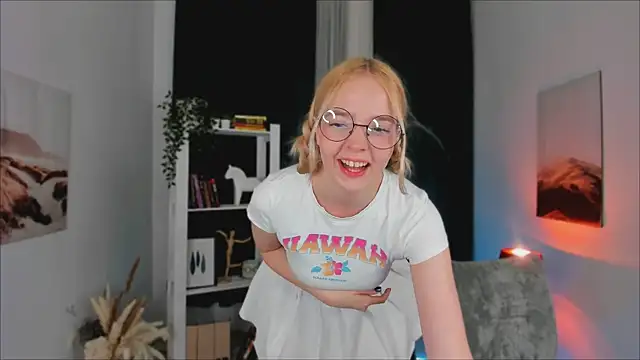 Snapshot of BellaMontgomery chatting on 09.10.25 BellaMontgomery online show from 09.10.25