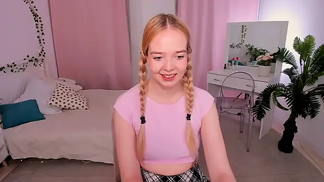 Snapshot of BellaMontgomery chatting on 10.10.25 BellaMontgomery online show from 10.10.25