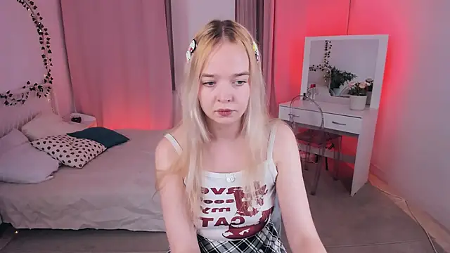 Snapshot of BellaMontgomery chatting on 10.13.25 BellaMontgomery online show from 10.13.25