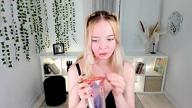 Snapshot of BellaMontgomery chatting on 11.02.25 BellaMontgomery online show from 11.02.25