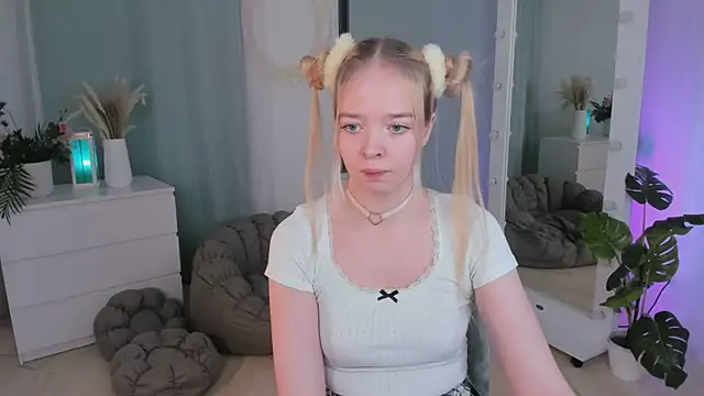 Snapshot of BellaMontgomery chatting on 11.30.25 BellaMontgomery online show from 11.30.25